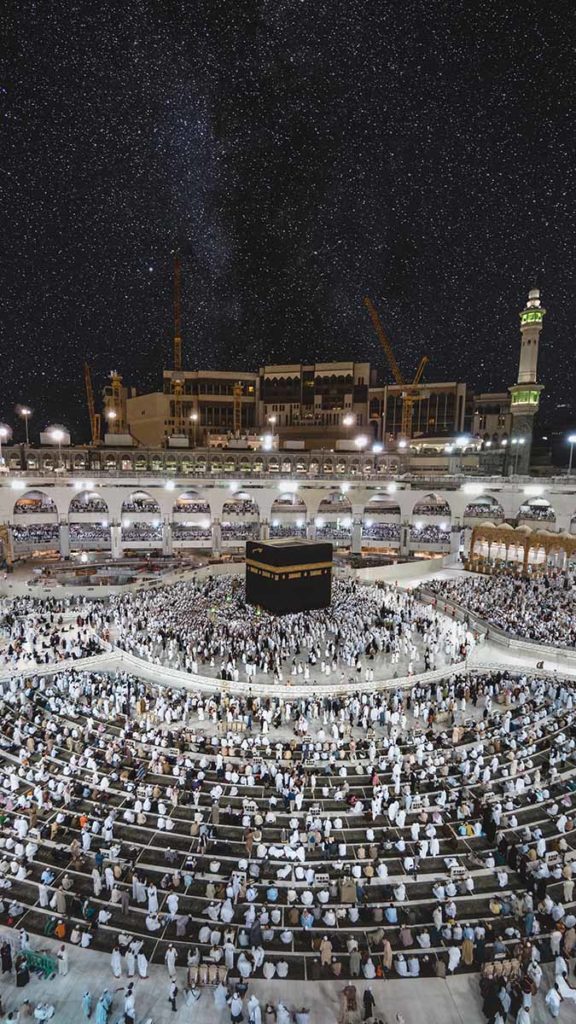 Gulf-arabs praying at the Grand Mosque of Mecca.